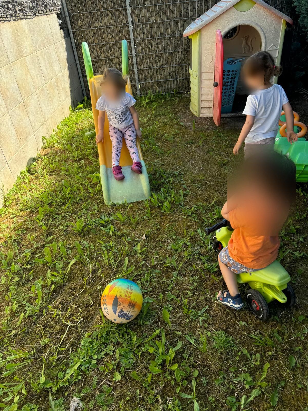 Spielen im Garten mit Rutsche und Spielhaus