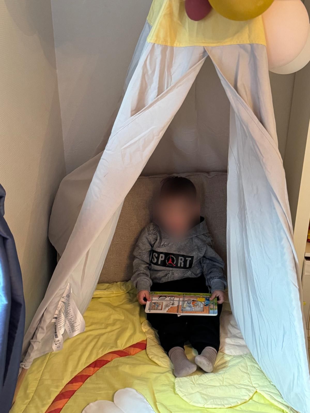 Bilderbuch im gemütlichen Lesezelt